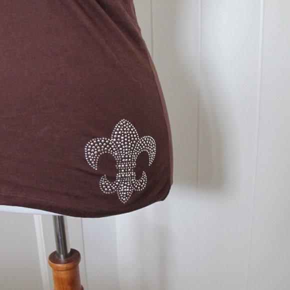 Kendra Duck | Fleur-de-lis V-Neck Tee - Picture 6 of 6